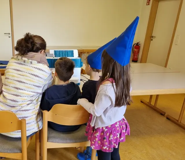 Julia Daunderer (links) mit einigen der 67 Kinder der protestantischen Kita Erfenbach, die sich an der Nähaktion beteiligten  | Foto: Helge Ebling/gratis