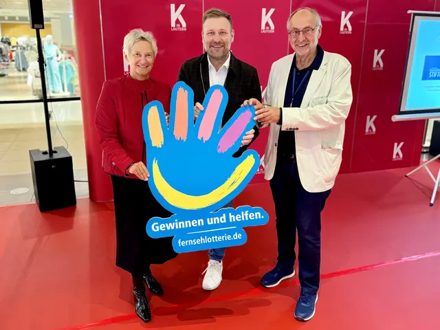 OB Beate Kimmel (von links), Stephan Masch von der Deutschen Fernsehlotterie und Markus Lambrecht, Vorsitzender des Senioren-Netzwerks Kaiserslautern e.V., bei der symbolischen Übergabe der Fördersumme in Kaiserslautern | Foto: Max Thümmel/gratis