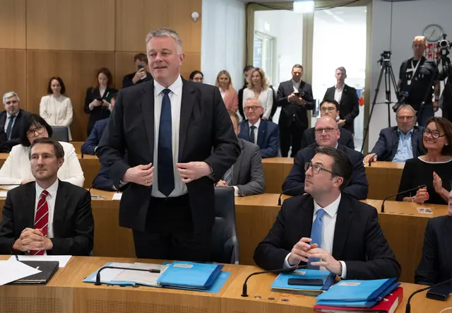 Gordon Schnieder (Mitte l, CDU), hat es geschafft: Er ist neu gewählter Ministerpräsident von Rheinland-Pfalz.  | Foto: Boris Roessler/dpa Pool/dpa