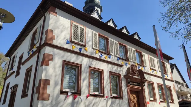 Handgenähte Wimpelketten schmücken das Rathaus in Erfenbach zum 750-jährigen Stadtjubiläum von Kaiserslautern | Foto: Helge Ebling/gratis