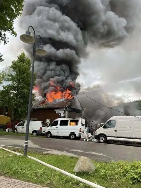 Großbrand in der Talstraße bei Lauterecken: Feuerwehr und Polizei sind im Einsatz. Wegen starker Rauchentwicklung wurden die B420 und die L372 gesperrt. | Foto: Feuerwehr Lauterecken