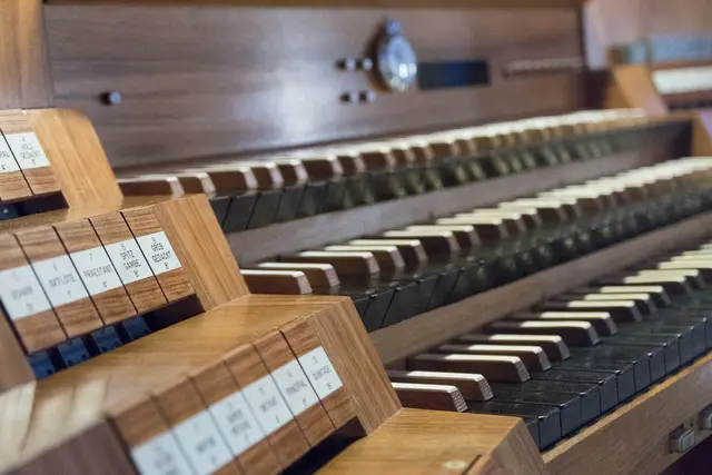 Johannes Kraft nimmt am 22. Mai am Spieltisch der Ott-Orgel Platz. | Foto: Prot. Dekanat LU/Wagner