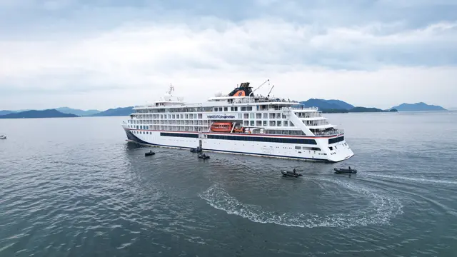Gäste nutzen die schiffseigenen Zodiacs in Japan als Shuttle zum Hafen | Foto: © Hapag-Lloyd Cruises