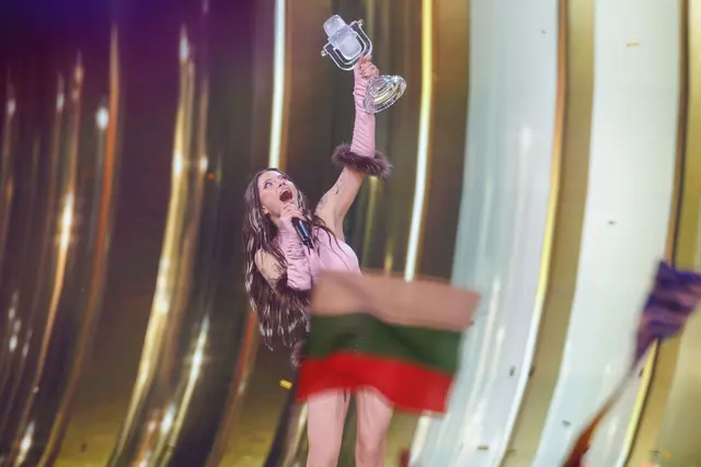 Siegerin Dara aus Bulgarien mit dem Titel «Bangaranga» jubelt mit der Trophäe im Finale des 70. Eurovision Song Contest (ESC) in der Wiener Stadthalle. (zu dpa: «Und wie wird nun der Eurovision Song Contest nächstes Jahr?») | Foto: dpa