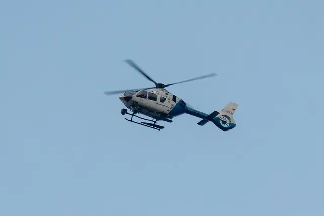 Der Luftretter wurde von einem Polizeihubschrauber abgeseilt. (Illustration) | Foto: Armin Weigel/dpa