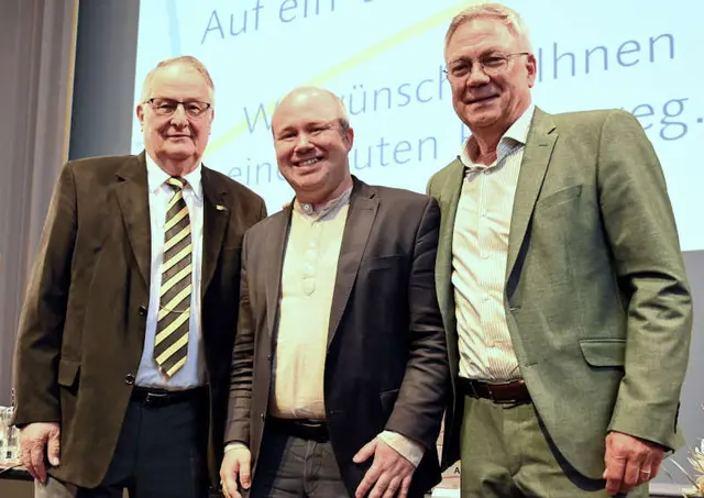 Der neue Präsident Tristan Werner (Mitte), gemeinsam mit dem bisherigen Präsidenten Rudolf Storck (rechts) und Sportbund-Ehrenpräsident Dieter Noppenberger (links) | Foto: Sportbund Pfalz/gratis