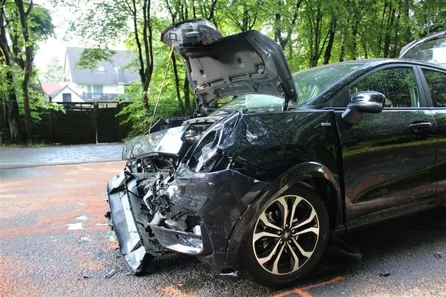 Bei einem schweren Unfall in Bergisch Gladbach wurden zwei Menschen verletzt. Laut Polizei verursachte ein stark alkoholisierter Autofahrer mit rund 3 Promille den Frontalzusammenstoß auf der Frankenforster Straße. | Foto: Polizei Rheinisch-Bergischer Kreis