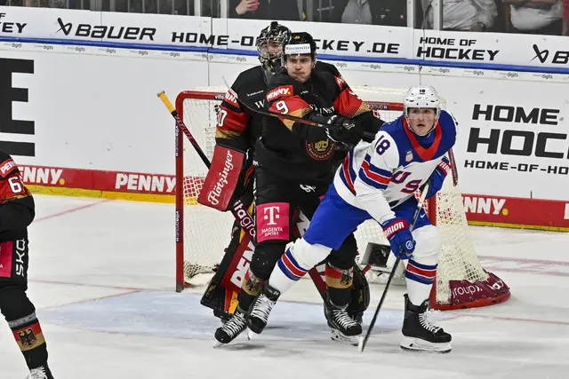 US-Stürmer Sam Lafferty gegen Verteidiger Leon Gawanke und Torhüter Philipp Grubauer beim Testspiel Deutschland – USA in Mannheim. | Foto: Ruffler/PIX-Sportfotos
