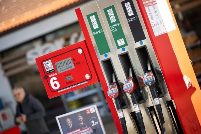 In Bayern hat der Auswertung zufolge rund jede vierte Tankstelle gegen die 12-Uhr-Regel verstoßen. (Archivbild)  | Foto: Philip Dulian/dpa