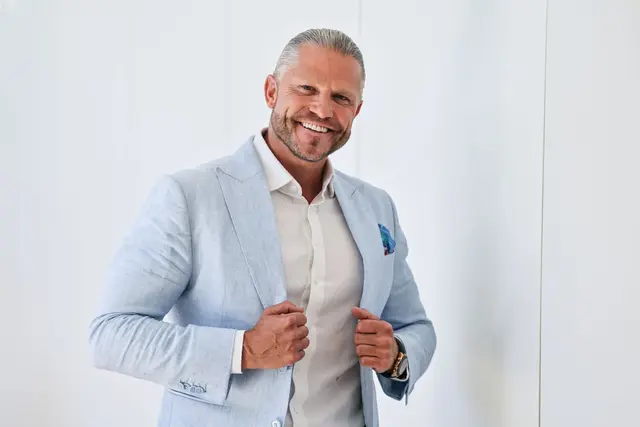 Paul Janke steht im RTL-Studio. Der ehemalige Bachelor Paul Janke kehrt noch mal zu dem Dating-Format zurück. Er hält sich mit viel Sport fit. (zu dpa: ««Ur-Bachelor» Paul Janke spürt, dass er älter wird») | Foto: dpa