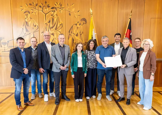 Peter Scherne erhält in Kottweiler-Schwanden die Ehrennadel des Landes Rheinland-Pfalz für sein langjähriges Engagement im SV Kottweiler-Schwanden. | Foto: Verbandsgemeinde Ramstein-Miesenbach