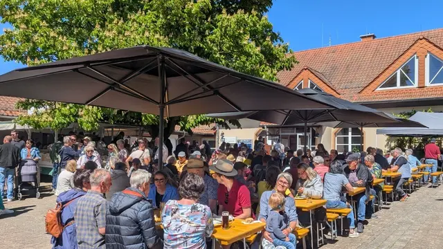 Beim Maibaumfest in Hütschenhausen waren Innenhof und Bürgerhaus voll besetzt. Vereine, Kita und Gastronomie gestalteten gemeinsam das Programm. | Foto: Verbandsgemeinde Ramstein-Miesenbach