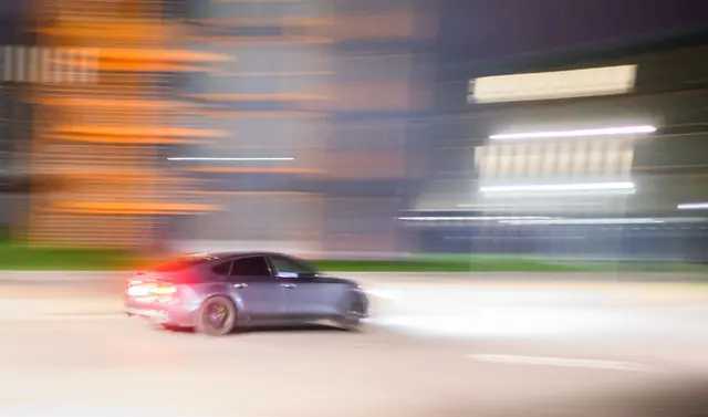 Ein 24-Jähriger soll vor der Polizei geflüchtet und dabei mehrmals mehr als 200 km/h gefahren sein. (Symbolbild) | Foto: Julian Stratenschulte/dpa
