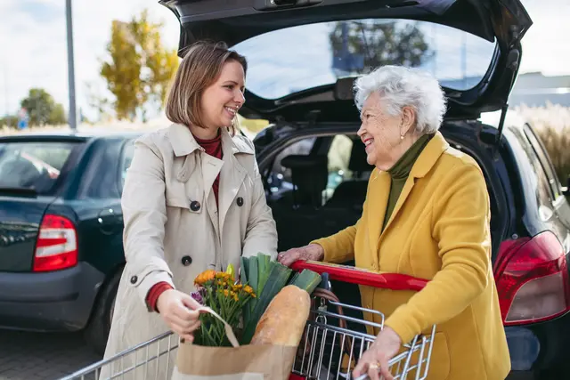 Ein kostenloser Fahrdienst holt mobil eingeschränkte Seniorinnen und Senioren zuhause ab und bringt sie zum Einkaufen in die Stadt. | Foto: Stadt Pirmasens