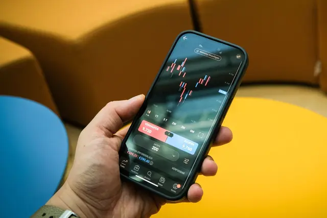 Trading-App-Sucht: Manche Menschen entwickeln suchtähnliches Verhalten in Bezug auf Trading-Apps. So können Angehörige helfen. | Foto: dpa