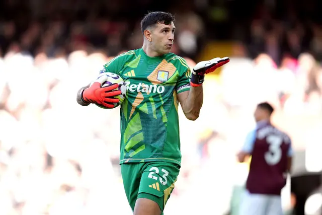 Aston Villas Torhüter Emiliano Martinez stellt sich auf die Freiburger Standardstärke ein. (Archivbild) | Foto: John Walton/PA Wire/dpa