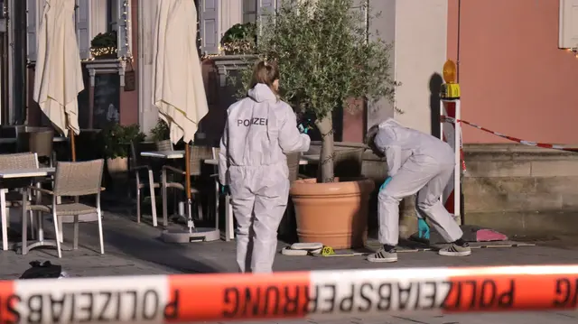  Weil Pfefferspray und Warnschüsse ihn nicht aufhielten, gaben die Polizisten mehrere Schüsse auf den Mann ab. (Archivbild) | Foto: Priebe/pr-video /dpa