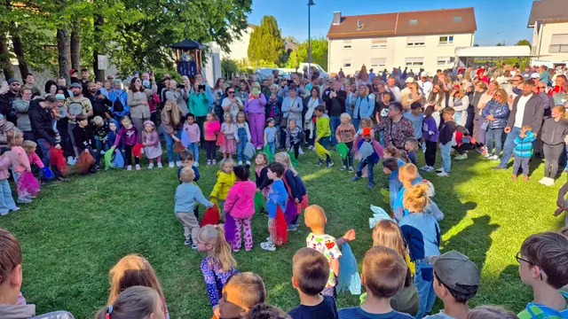 Beim Freiheitsbaumfest in Steinwenden kamen über 300 Menschen zusammen und feierten bis in den Abend. | Foto: Verbandsgemeinde Ramstein-Miesenbach