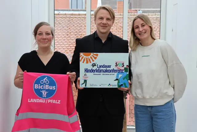 Bürgermeister Lukas Hartmann sowie Jenni Follmann (l.) und Pia Maas von der städtischen Klimastabsstelle freuen sich über die doppelte Klima-Auszeichnung für Landau | Foto: Stadt Landau