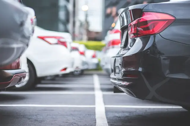 Wenn ein gemieteter Stellplatz oder eine Garage ungenutzt bleibt, entscheidet der Mietvertrag, ob eine separate Kündigung möglich ist oder nur eine Untervermietung mit Zustimmung in Frage kommt. | Foto: methaphum/stock.adobe.com