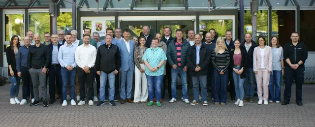 Wenn im Krisenfall schnell Entscheidungen nötig sind, kümmern sich Verwaltungsstäbe um Organisation und rechtliche Fragen. | Foto: Die Teilnehmerinnen und Teilnehmer des Austauschtreffens zum Thema Verwaltungsstäbe vor dem Kreishaus SÜW. KV SÜW