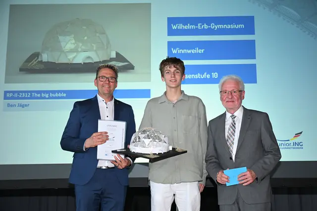 Kammerpräsident Dr. Horst Lenz (links) und Volker Tschiedel, Bildungsministerium Rheinland-Pfalz (rechts) gratulierten Ben Jäger mit dem Arena-Dach „The big bubble“ zum 4. Platz in der Altersklasse II | Foto: Kristina Schäfer/gratis