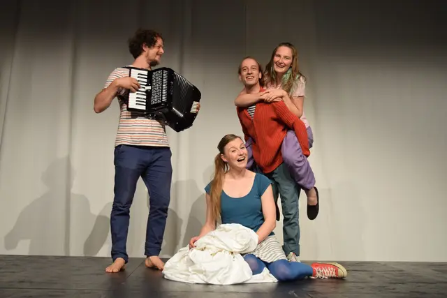  Schauspielende vom Ensemble Bauchgefühl/Schultheater-Studio Frankfurt bringen "Trau dich!" in Rheinland-Pfalz regelmäßig zur Aufführung | Foto: Bundesinstitut für Öffentliche Gesundheit-Nora Scherer/frei