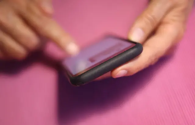 So geht Social Media barrierefrei: Screenreader sind für blinde und sehbehinderte Menschen auch auf Smartphones essenziell: Damit das Vorgelesene aber nicht zur Qual wird, können Content-Erstellende einige einfache Dinge beachten. | Foto: dpa