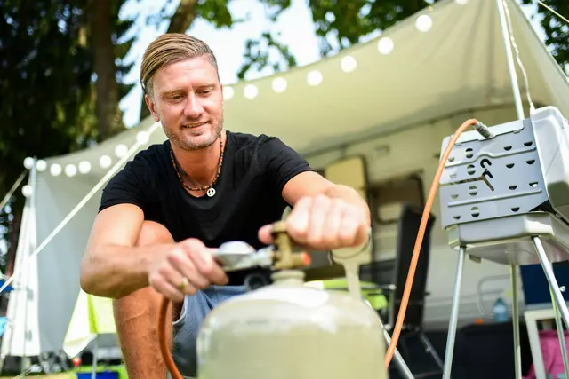 Bevor mit dem Gasgrill gebrutzelt wird, erst der Sicherheitscheck: Vor dem Angrillen Schlauch, Druckregler und Ventile prüfen – bei Rissen oder Porosität sofort tauschen.  | Foto: dpa