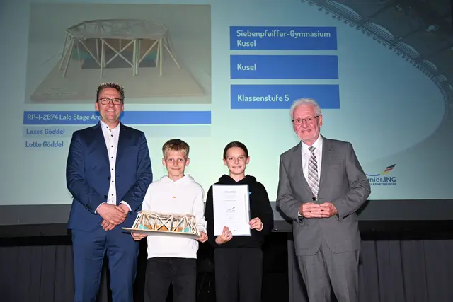 Kammerpräsident Dr. -Ing. Horst Lenz (rechts), und Volker Tschiedel (links) aus dem Bildungsministerium Rheinland-Pfalz gratulierten Lasse und Lotte Göddel mit ihrem Modell „Lalo Stage Arena“ zum 4. Platz in der Altersklasse I.  | Foto: Kristina Schäfer