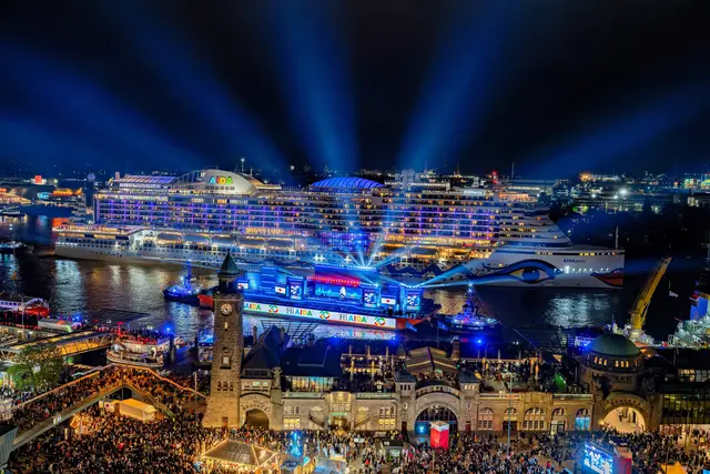 AIDA Cruises: AIDAperla liegt zur Inszenierung „Elbe in Concert“ auf der Elbe beim Hamburger Hafengeburtstag. | Foto: CHLietzmann