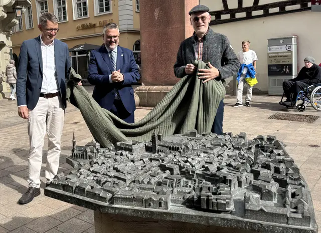 Wer an der Altstadt vorbeikommt, kann die historische Neustadt-Ansicht jetzt als Bronze-Relief aus der Nähe entdecken. | Foto: Stadt Neustadt