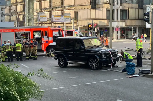 Der Fahrer war in der Stuttgarter Innenstadt mit seinem Geländewagen von der Straße abgekommen. (Archivbild) | Foto: Marco Krefting/dpa