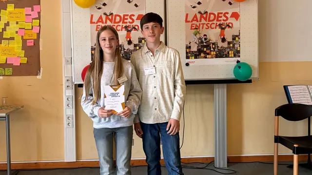 Landessiegerin Lill Larsen hat unter anderem beim Lesen einer Passage aus "Irgendwo ist immer Süden" überzeugt. Mit ihr auf dem Foto ist Vorjahressieger Bruno Kurz zu sehen. | Foto: Börsenverein des Deutschen Buchhandels – LV HRS e.V.
