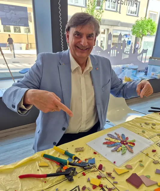Wer in der Innenstadt unterwegs ist, kann Ende Mai selbst Mosaik-Blüten gestalten, die später eine Betonmauer verschönern sollen. | Foto: Stadt Pirmasens