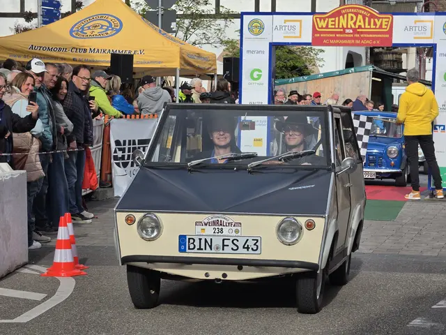 Historische Oldtimer sorgten bei der Weinrallye in Maikammer für viele Hingucker. | Foto: Eva Bender