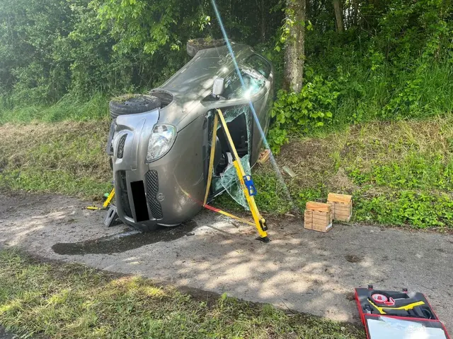 Einsatzkräfte der Feuerwehr sicherten das Fahrzeug und schnitten eine Öffnung in die Frontscheibe, um die Fahrerin aus dem Wagen zu befreien.  | Foto: Freiwillige Feuerwehr VG Otterbach-Otterberg