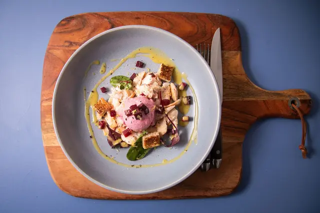 Ob mit Kondensmilch oder vegan: Das Rote-Bete-Eis passt nicht nur als Nachtisch, sondern auch auf geräucherter Forelle mit Blattsalaten, Toastwürfel und Vinaigrette | Foto: dpa