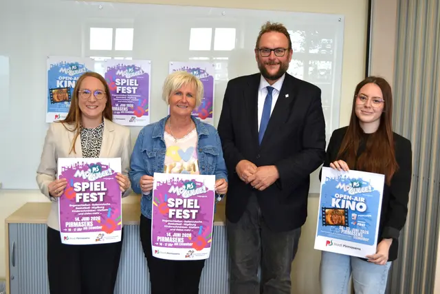Kerstin Garcia (Amt für Jugend und Soziales), Bettina Theisinger. (Sachgebietsleitung Jugendpflege), Oberbürgermeister Markus Zwick und Julia Göttmann (Stadtmarketing) (von links) freuen sich auf die 41. Auflage des Spielfestes  | Foto: Frank Schäfer