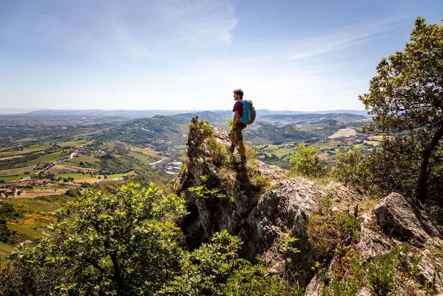 Vom Pilgerweg «Cammino del Santo Marino» hat man immer wieder beeindruckende Aussichten auf die Landschaft von San Marino.  | Foto: dpa