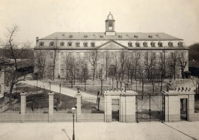 Das Zeughaus Karlsruhe, geplant von Jeremias Müller wurde von Friedrich Arnold (Weinbrenner-Schüler) 1823 mit dem typischen Dachreiter versehen, der als Uhrenturm diente. | Foto: https://stadtlexikon.karlsruhe.de; Stadtarchiv Karlsruhe 8/PBS oXIVa 1301