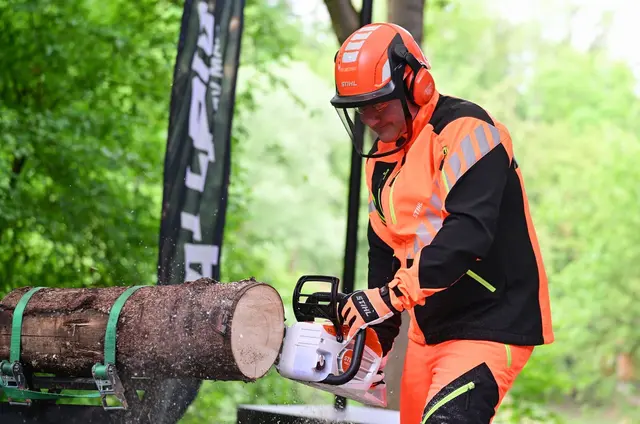 Der Absatz von Stihl-Akkugeräten war zuletzt gewachsen. Vorstands-Chef Traub sägt bei der Bilanz-Pressekonferenz mit einer neuen Stihl-Akkusäge einen Baumstamm. | Foto: Bernd Weißbrod/dpa