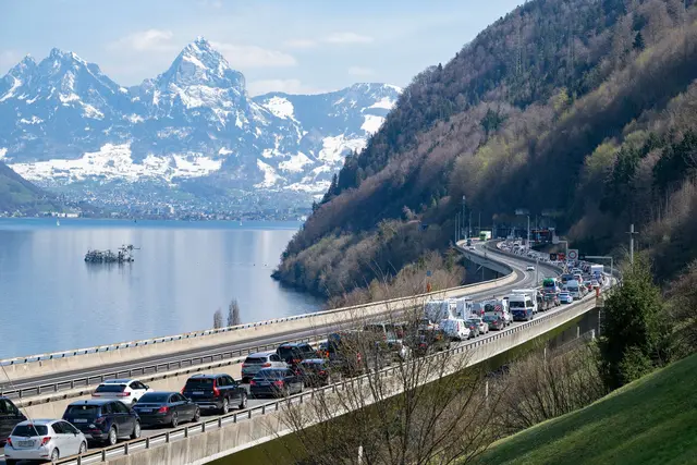 Am Gotthardtunnel ist zu Stoßzeiten stundenlange Geduld nötig. (Archivbild) | Foto: Urs Flueeler/KEYSTONE/dpa