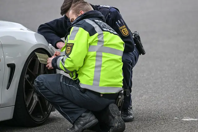 Kein Driften, kein Motorheulen: Tuner-Treffen sind in Ludwigsburg monatelang verboten. (Symbolbild) | Foto: Felix Kästle/dpa