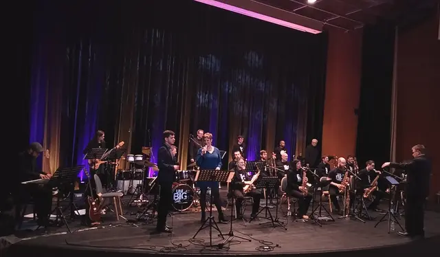 Im Audimax der RPTU erwartet die Besucher ein Konzertabend mit Instrumentalstücken und bekannten Vokalnummern | Foto: Uni Big Band Kaiserslautern/gratis