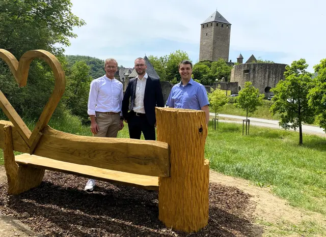 (v.l.): OIE Vorstand Thomas Johann, Landrat des Landkreises Kusel Johannes Huber, sowie OIE Kommunalbetreuer Florian Schmidt bei der offiziellen Übergabe der OIE Heimatliebe-Bank bei der Burg Lichtenberg. | Foto: Viktoria Schmidt