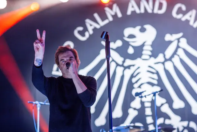 Tote-Hosen-Frontmann Campino singt auf der Hauptbühne des Festivals "Jamel rockt den Förster“. Seit vielen Jahren setzen die Veranstalter des Festivals ein Zeichen gegen Rechts. Die auftretetenden Bands und Musiker werden erst im Laufe des Festivals bekannt gegeben. (zu dpa: «Letztes Hosen-Album: Im Wechselbad der Gefühle») | Foto: dpa