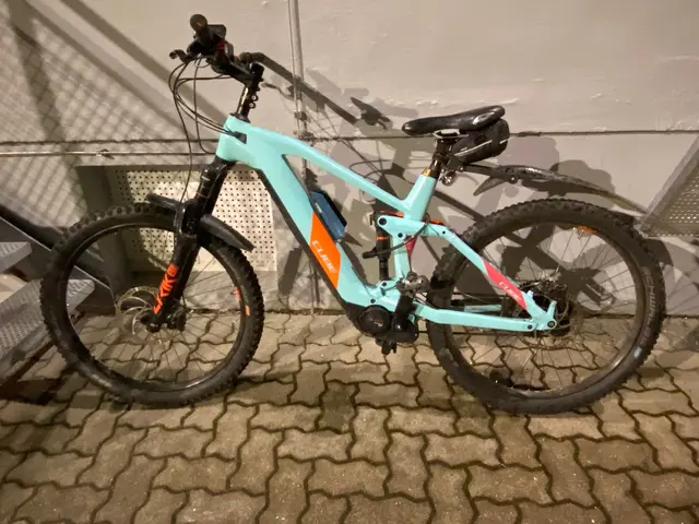 Bei einer Verkehrskontrolle in Neustadt stellte die Polizei ein mutmaßlich gestohlenes CUBE‑Pedelec sicher. Nun suchen die Beamten den rechtmäßigen Besitzer des auffälligen türkis‑orangefarbenen Fahrrads. | Foto: Polizeidirektion Neustadt/Weinstraße