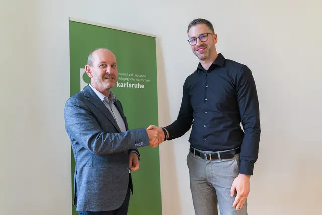 Prof. Dr. Kai Koch (r.) ist neuer PHKA-Prorektor für Studium und Lehre. Rektor Götz Schwab gratulierte zur Wahl.  | Foto: PHKA/Ludwig Hahl 