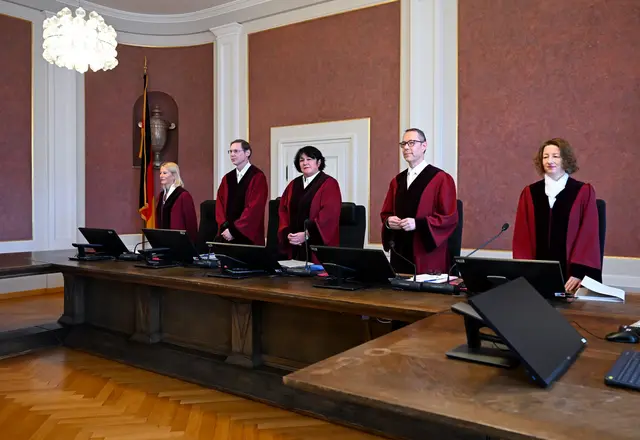 Die Bundesrichter haben das Wort: Der II. Senat des Bundesfinanzhofs in München entscheidet über zwei Klagen gegen die Neuregelung der Grundsteuer im Südwesten. In der Mitte die Vorsitzende Franceska Werth. (Archivbild)  | Foto: Sven Hoppe/dpa